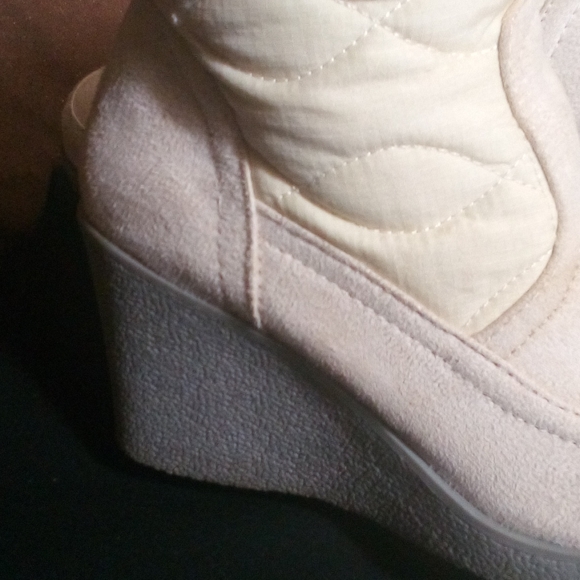 Woman's size 6 Predictions white wedge winter boots faux fur trim with pom poms. - Picture 7 of 13